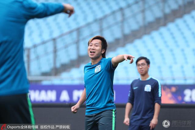 ”照片中，肖战身穿卡其色衬衫内搭黑色T恤，下身搭配清凉的短裤，素颜出镜同一姿势闲适自拍，无比的清爽帅气。