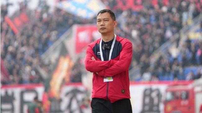 肯达尔吊带裙开衩秀长腿 披豹纹睡袍酥胸外露撩人 2017-01-04 当地时间12月31日,肯达尔·詹娜(Kendall Jenner)现身街头,她身穿吊带裙开衩秀大长腿,披豹纹睡袍酥胸外露妩媚撩人。