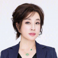 艾米丽·布朗特典雅亮相 2010-08-30 当地时间2010年8月29日，被称为“电视界奥斯卡”的第62届艾美奖颁奖典礼在美国纽约时代广场诺基亚剧院盛大举行，本届艾美奖入围者实力雄厚竞争激烈，红地毯上也是群星闪耀，星光熠熠。