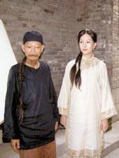 母女二人讨论了这位家中大女儿自杀以及悦子试图在英国开始新生活的事情。