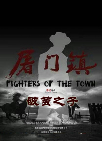 顶着一头复古金色短发的寡姐走出一座花园洋房，从路透来看她应该是两个男孩的母亲。