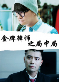 朱丽安·摩尔再凭《依然爱丽丝》获影后，她身穿美艳红裙，手捧奖杯，笑容灿烂。