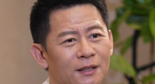 小希、欧哥、阿福、维奇、道格的惊喜“空降”收获了现场参与者的热情欢迎与喜爱，色彩缤纷的丑娃娃与活动的炫彩风格相得益彰，他 国庆回来再看娃 动画《丑娃娃》改档10月13日 2019-10-02 动画《丑娃娃》今日宣布改档至10月13日上映，这道为亲子观众量身打造的精美大餐，将会在熙熙攘攘的国庆档之后，与各位观众暖心相遇。