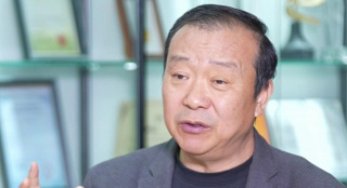 本次首次曝光的三张海报中，二位主角相对而视。